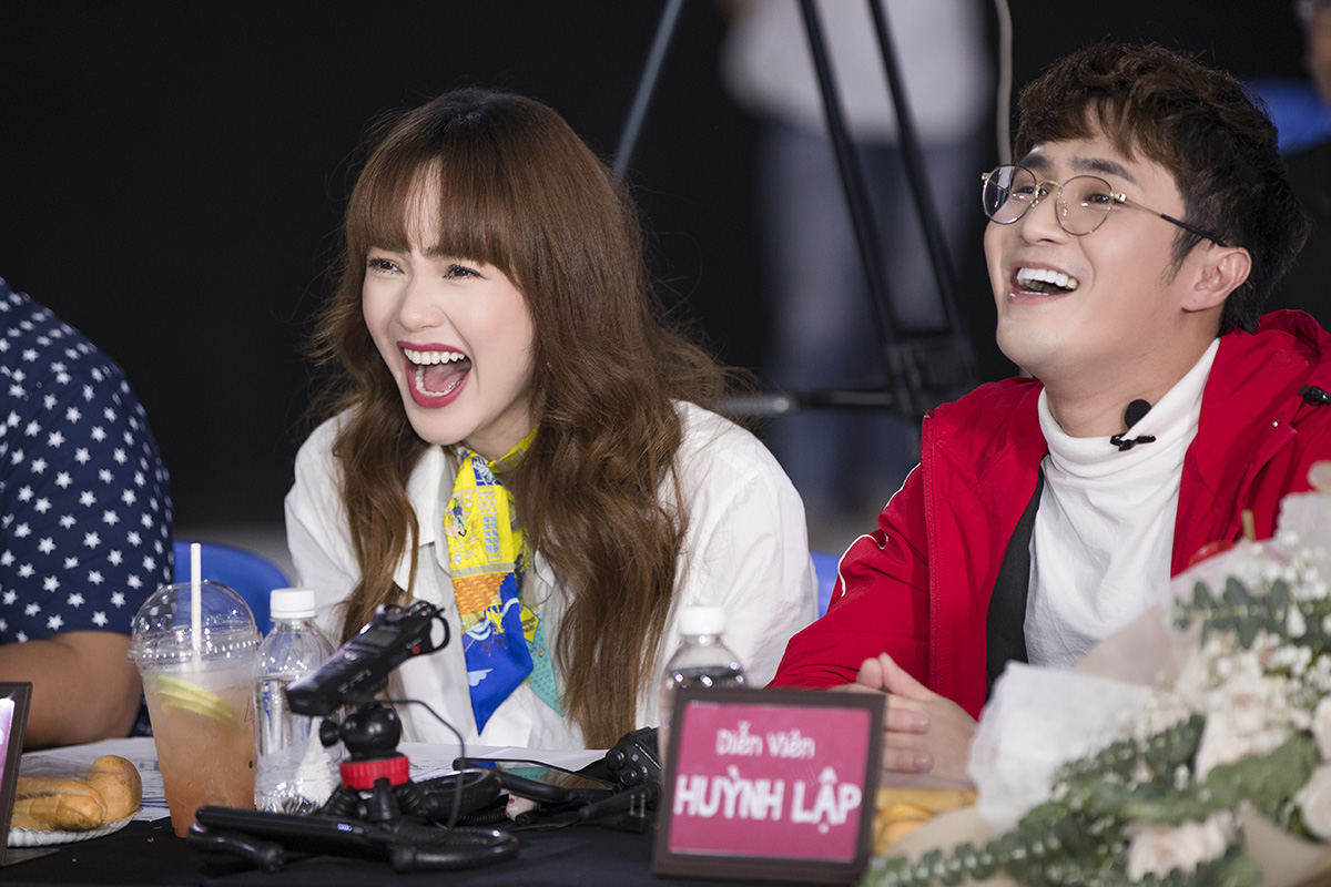 Minh Hằng, Huỳnh Lập ‘khích’ dàn trai đẹp 6 múi ‘thoải mái cởi’ trong buổi casting cho Web Drama mới