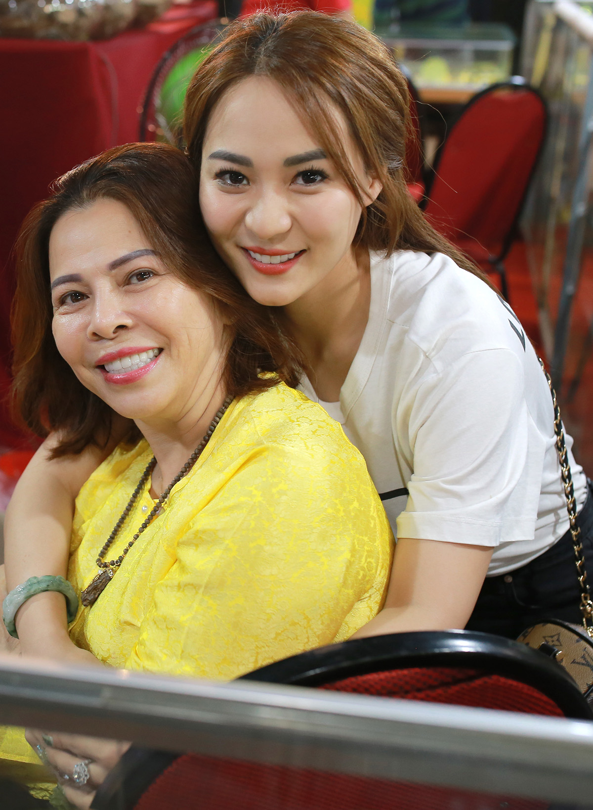 Trước ngày về quê ăn Tết, Ánh Linh phụ ba nuôi Hoài Linh chuẩn bị khai trương gian hàng trầm hương