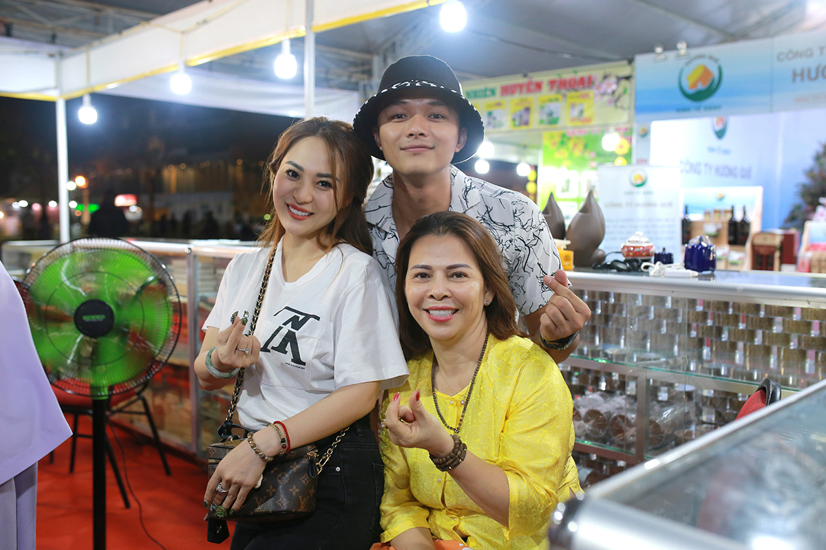 Trước ngày về quê ăn Tết, Ánh Linh phụ ba nuôi Hoài Linh chuẩn bị khai trương gian hàng trầm hương