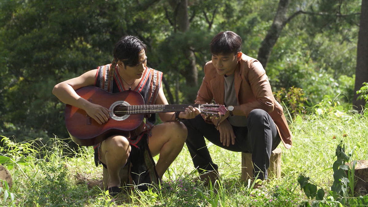 https://baomoi.com/sau-song-gio-truong-quynh-anh-ke-ve-tinh-yeu-buon-trong-mv-moi/c/34043695.epi