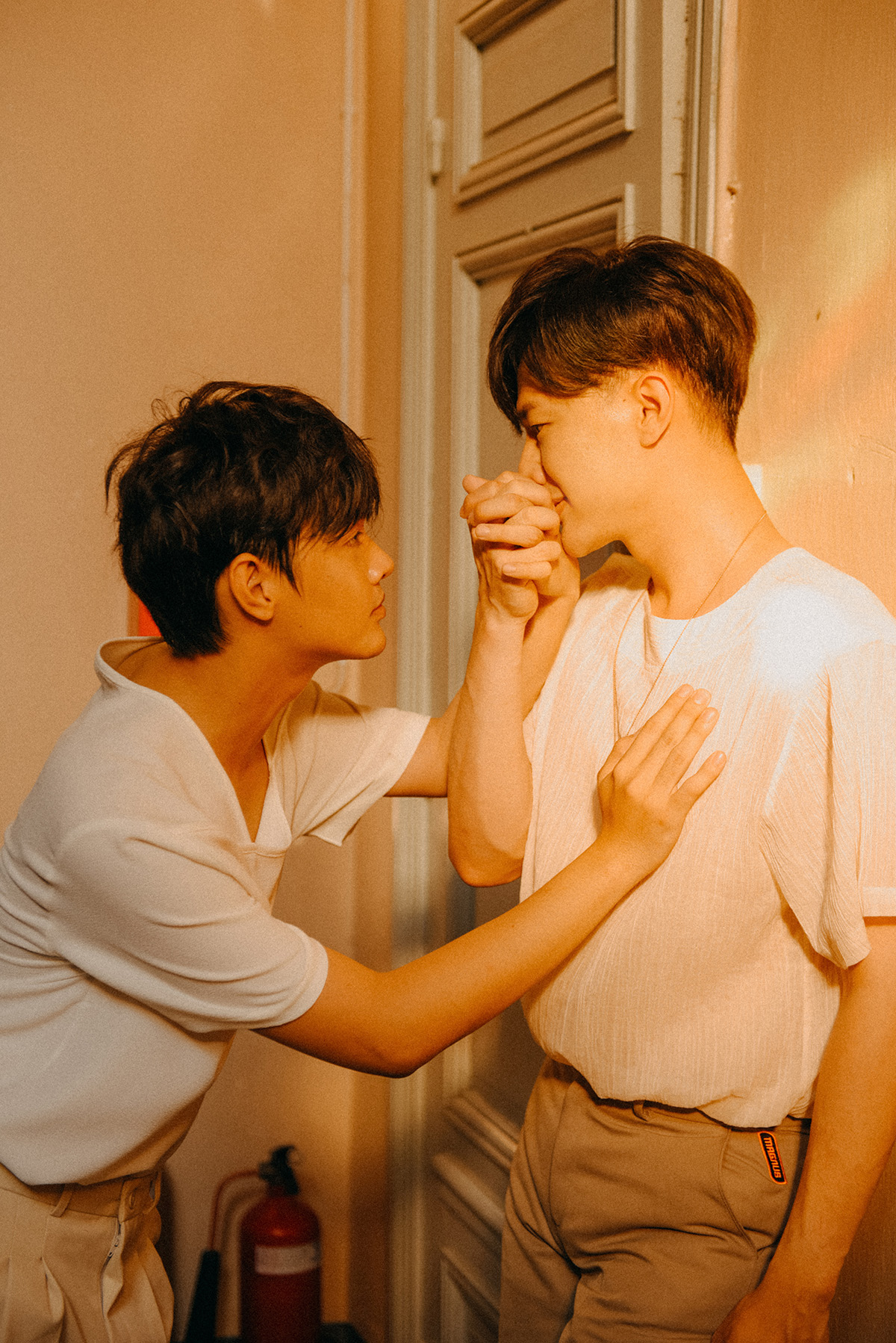 Dược sĩ Tiến và Phạm Huỳnh Hữu Tài quấn quýt không rời trong bộ ảnh mới