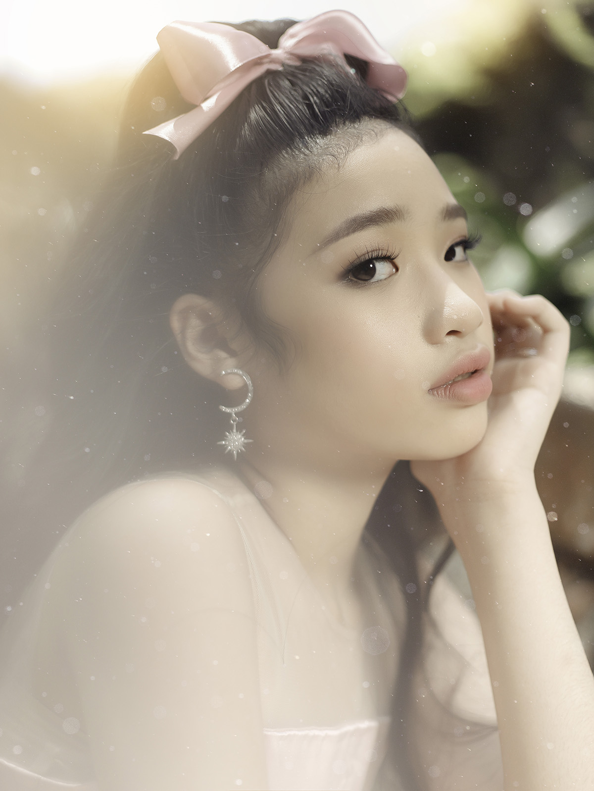 Mẫu nhí Bảo Hà khoe vẻ đẹp trong sáng trong MV 'Sao anh chưa về nhà' phiên bản fashion