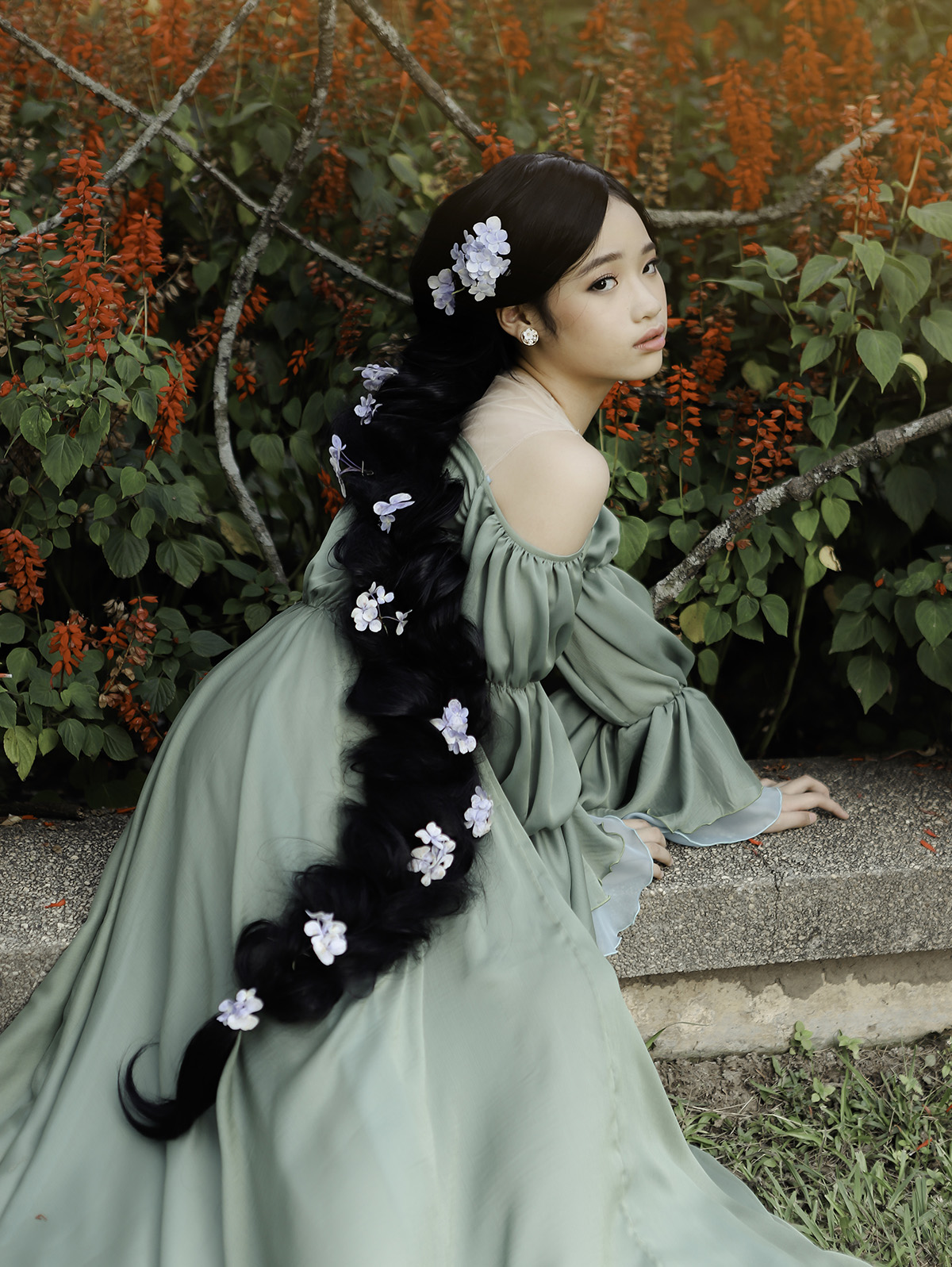 Mẫu nhí Bảo Hà khoe vẻ đẹp trong sáng trong MV 'Sao anh chưa về nhà' phiên bản fashion