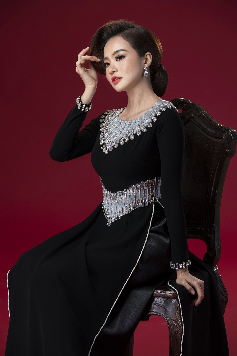 Kiều Ngân hóa quý cô quyền lực trong tà áo dài Minh Châu