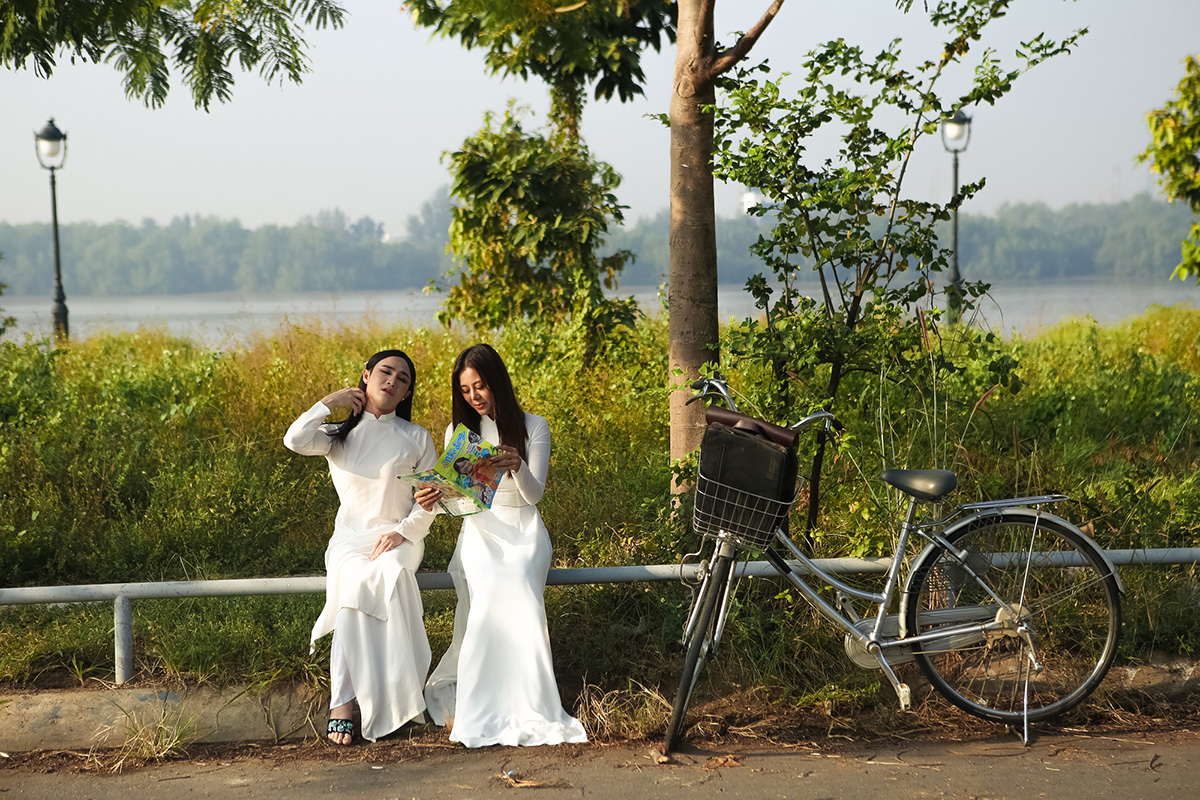 Huỳnh Lập diện áo dài nữ tình 'so kè' độ đằm thắm với Nam Thư