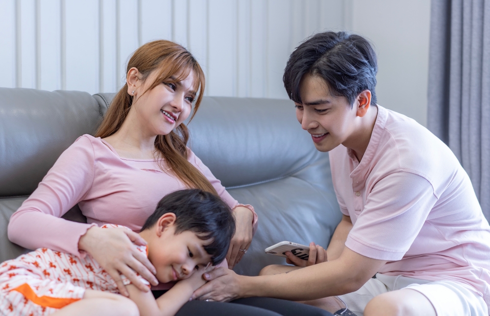 Thu Thuỷ làm MV tặng con gái, kể chuyện Kin Nguyễn "ốm nghén" thay vợ