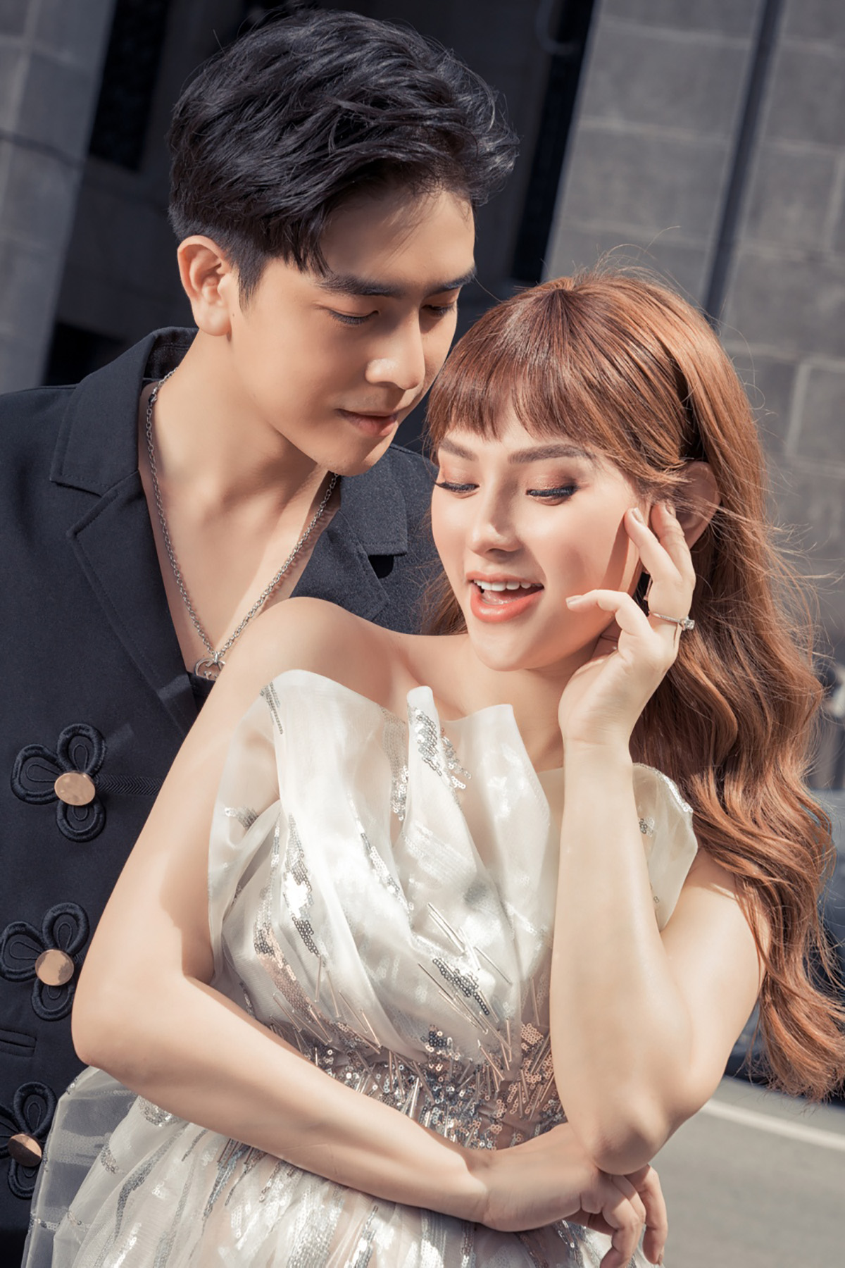 Vợ chồng Thu Thủy - Kin Nguyễn cùng làm điều ngọt ngào này nhân dịp kỷ niệm 1 năm ngày cưới
