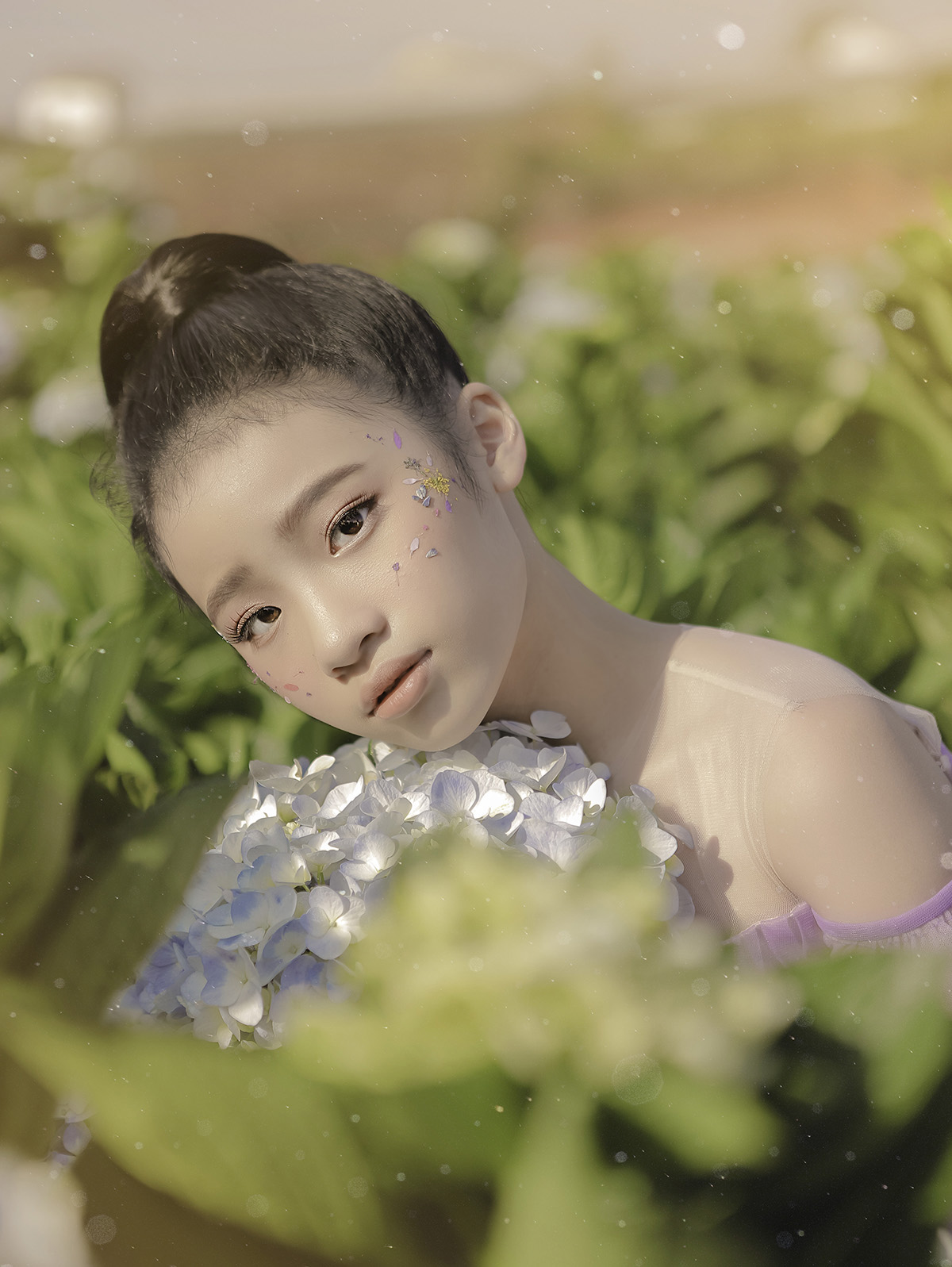 Bảo Hà ‘kể khổ’ khi lần đầu chụp ảnh cùng chú ngựa dưới thời tiết thất thường của Đà Lạt