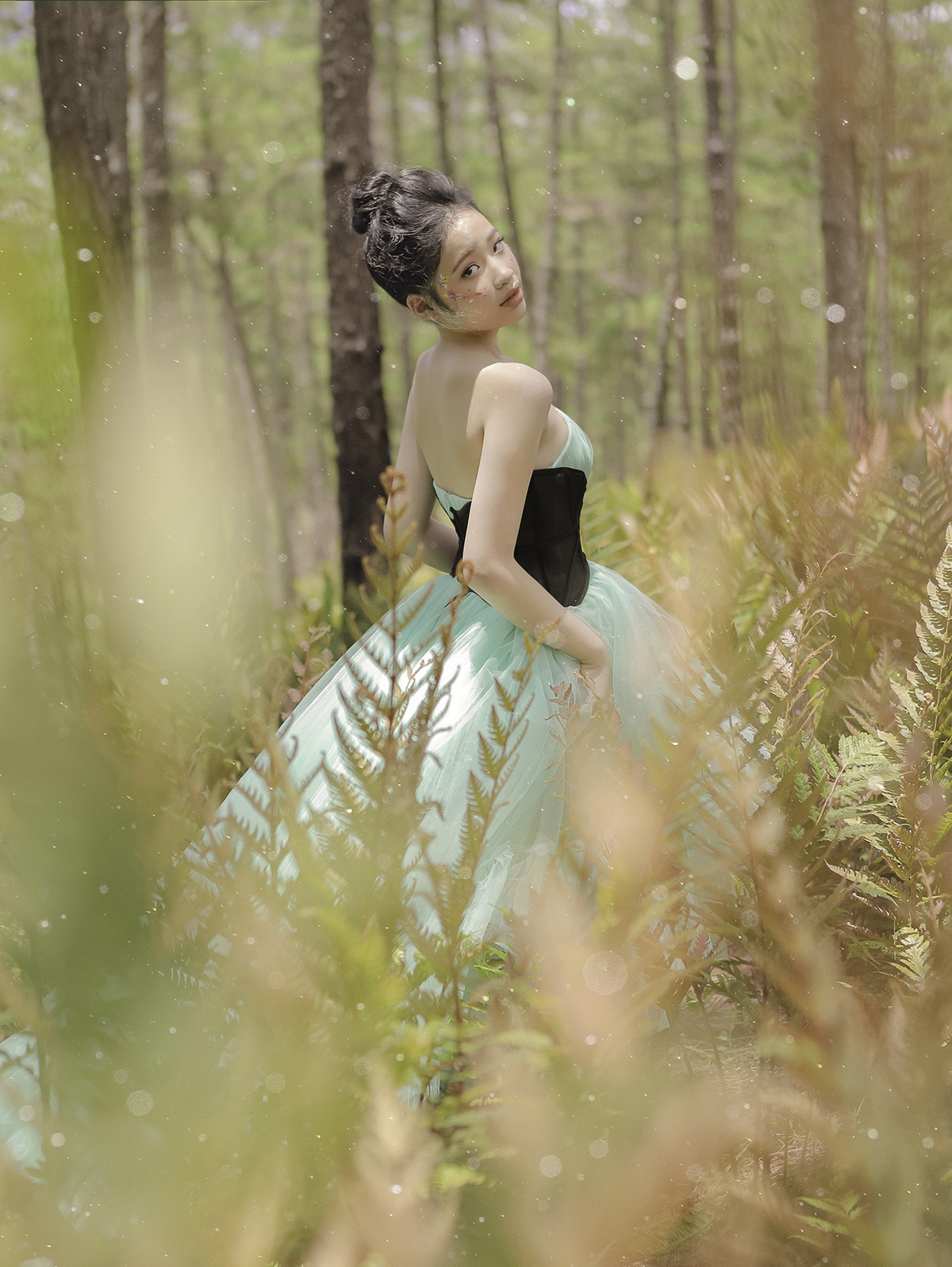 Bảo Hà ‘kể khổ’ khi lần đầu chụp ảnh cùng chú ngựa dưới thời tiết thất thường của Đà Lạt