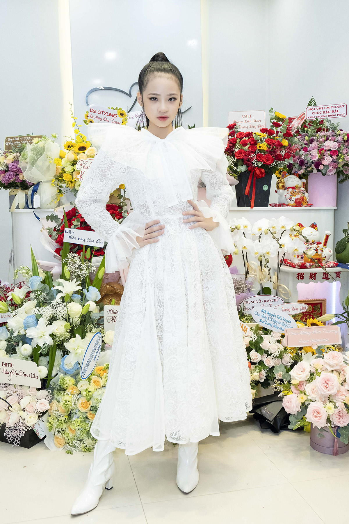 Diện thiết kế mới của Lila, Bảo Hà thần thái siêu mẫu khi đến chúc mừng NTK Nguyễn Minh Công