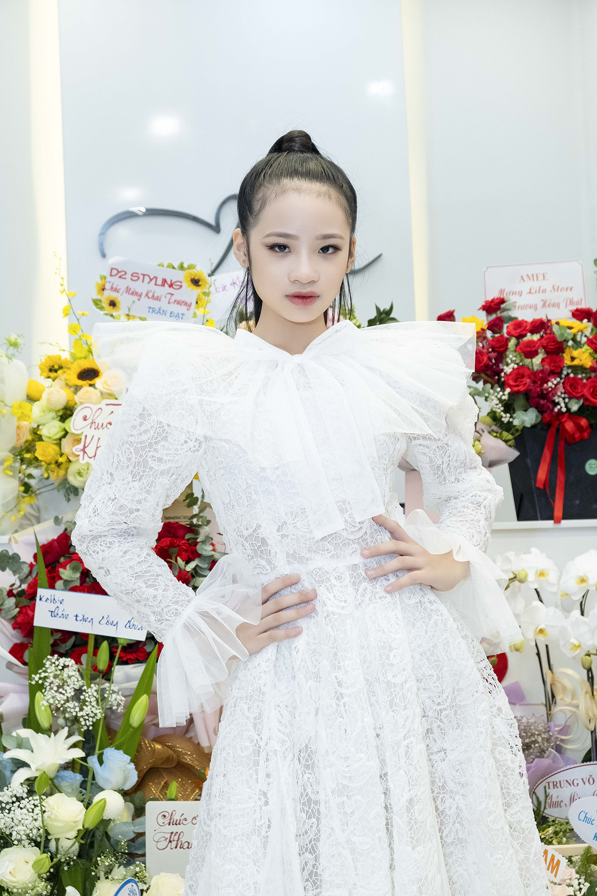 Diện thiết kế mới của Lila, Bảo Hà thần thái siêu mẫu khi đến chúc mừng NTK Nguyễn Minh Công