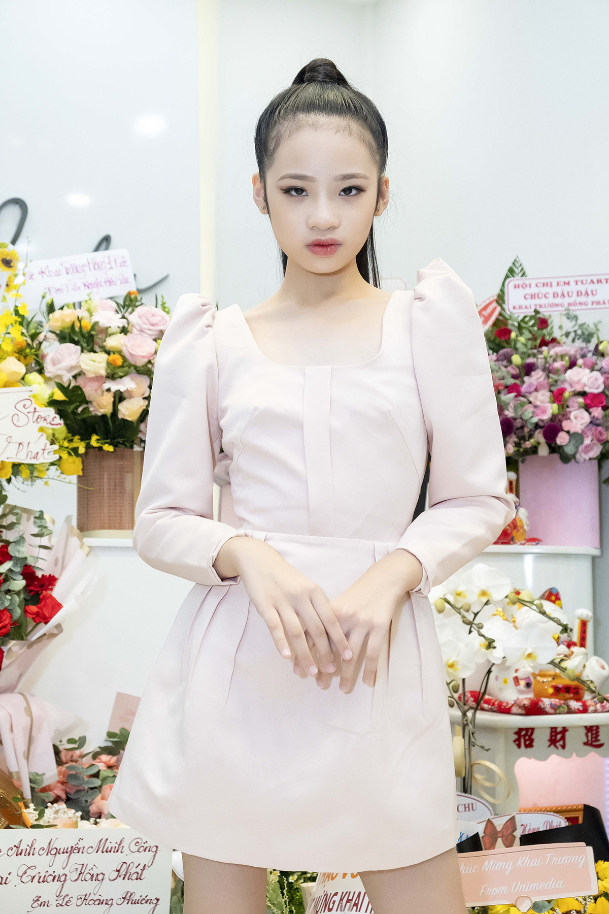 Diện thiết kế mới của Lila, Bảo Hà thần thái siêu mẫu khi đến chúc mừng NTK Nguyễn Minh Công