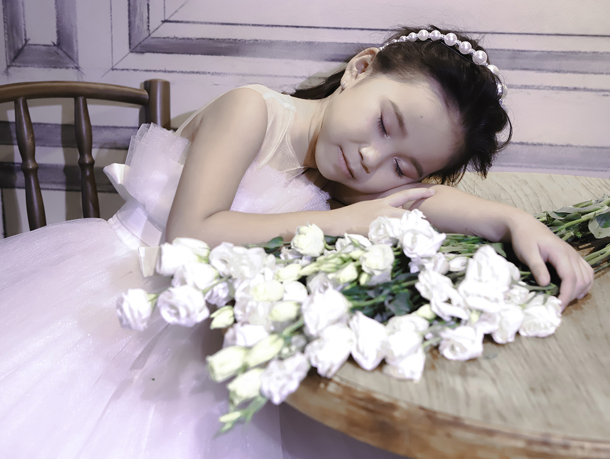 Mẫu nhí 7 tuổi Đồng Ngân hóa thân thành công chúa trong thiết kế của Nguyễn Minh Công