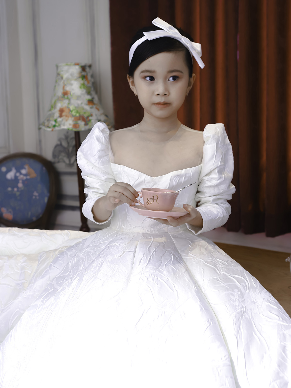 Mẫu nhí 7 tuổi Đồng Ngân hóa thân thành công chúa trong thiết kế của Nguyễn Minh Công