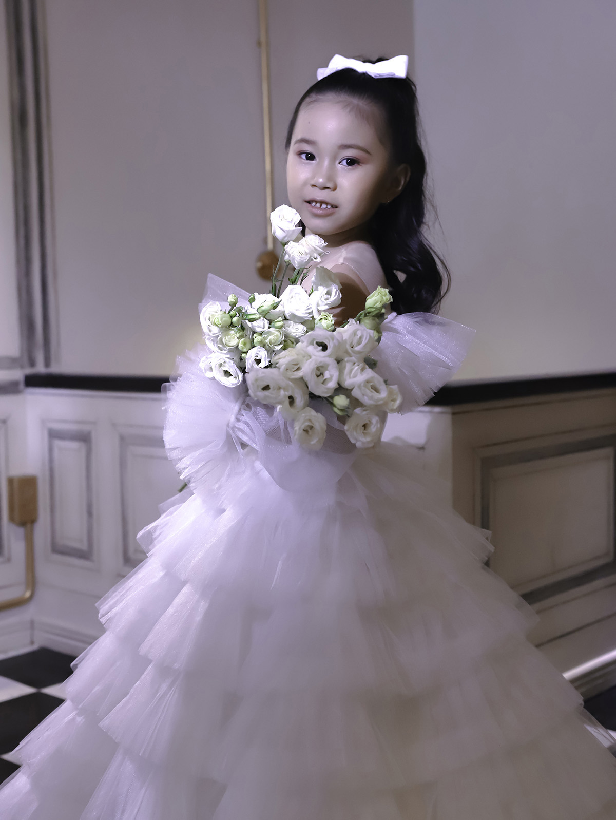 Mẫu nhí 7 tuổi Đồng Ngân hóa thân thành công chúa trong thiết kế của Nguyễn Minh Công
