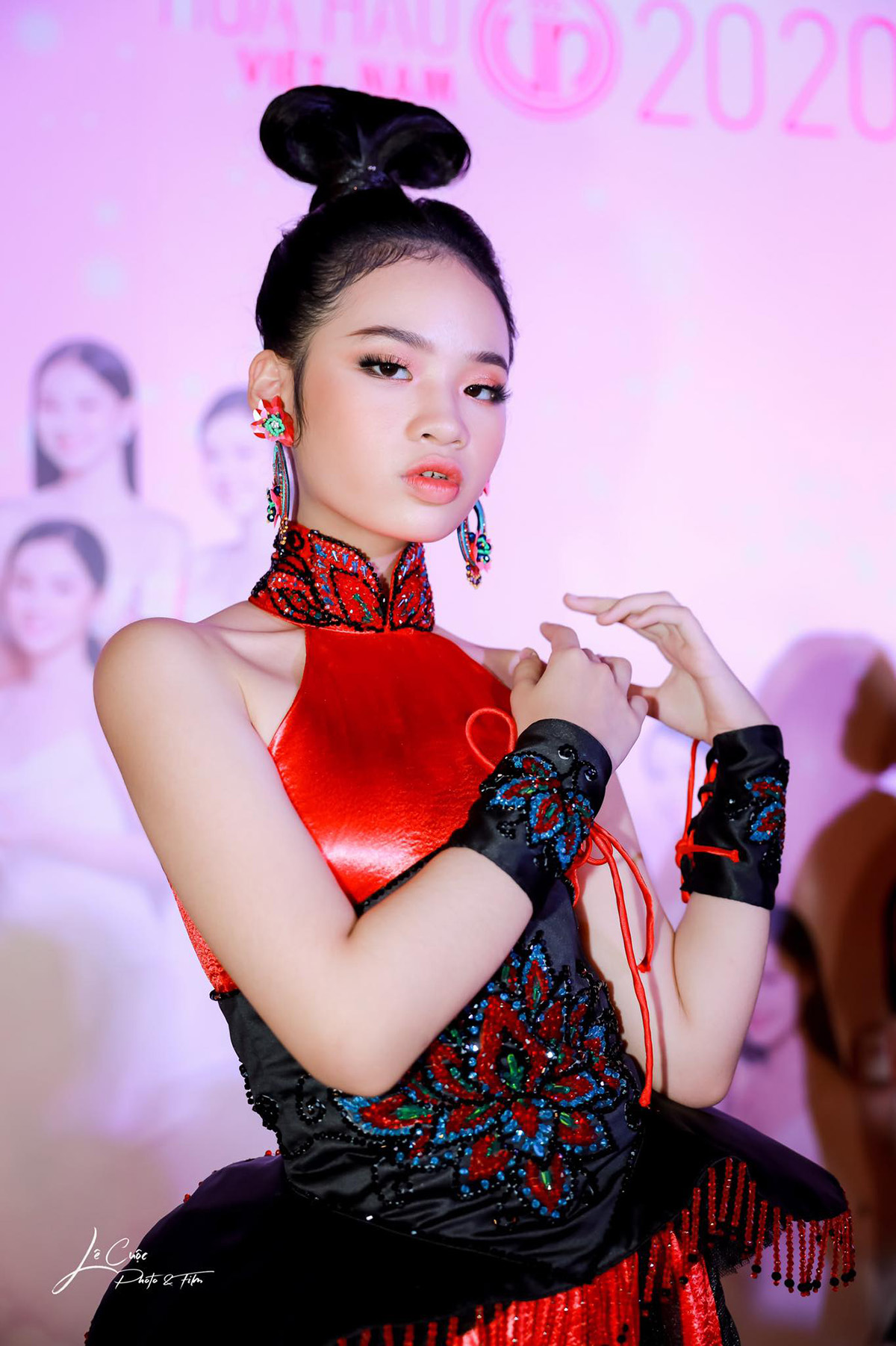 'Nữ chiến binh' Bảo Hà lạnh lùng sải bước thảm đỏ cùng NTK Phương Hồ và Biên đạo múa Lê Việt