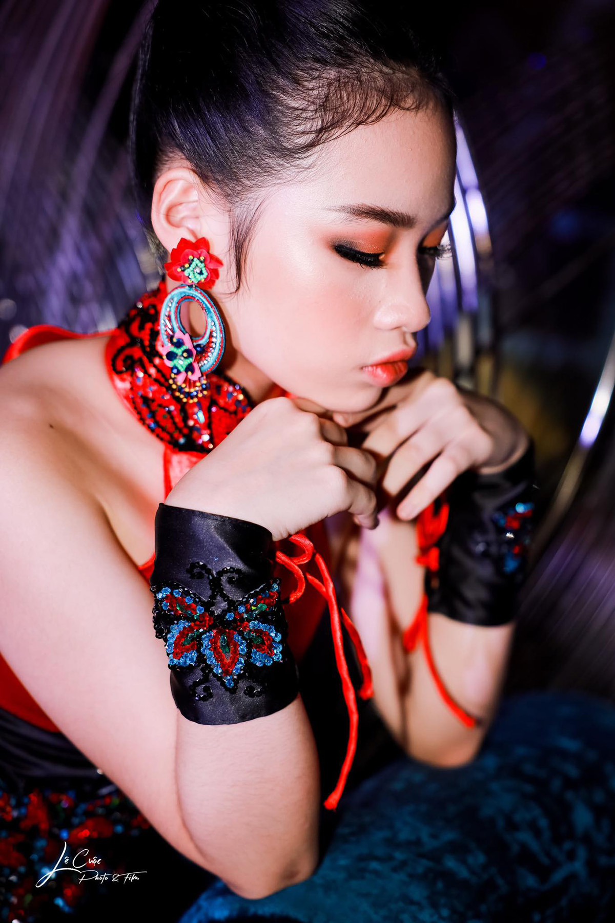 'Nữ chiến binh' Bảo Hà lạnh lùng sải bước thảm đỏ cùng NTK Phương Hồ và Biên đạo múa Lê Việt