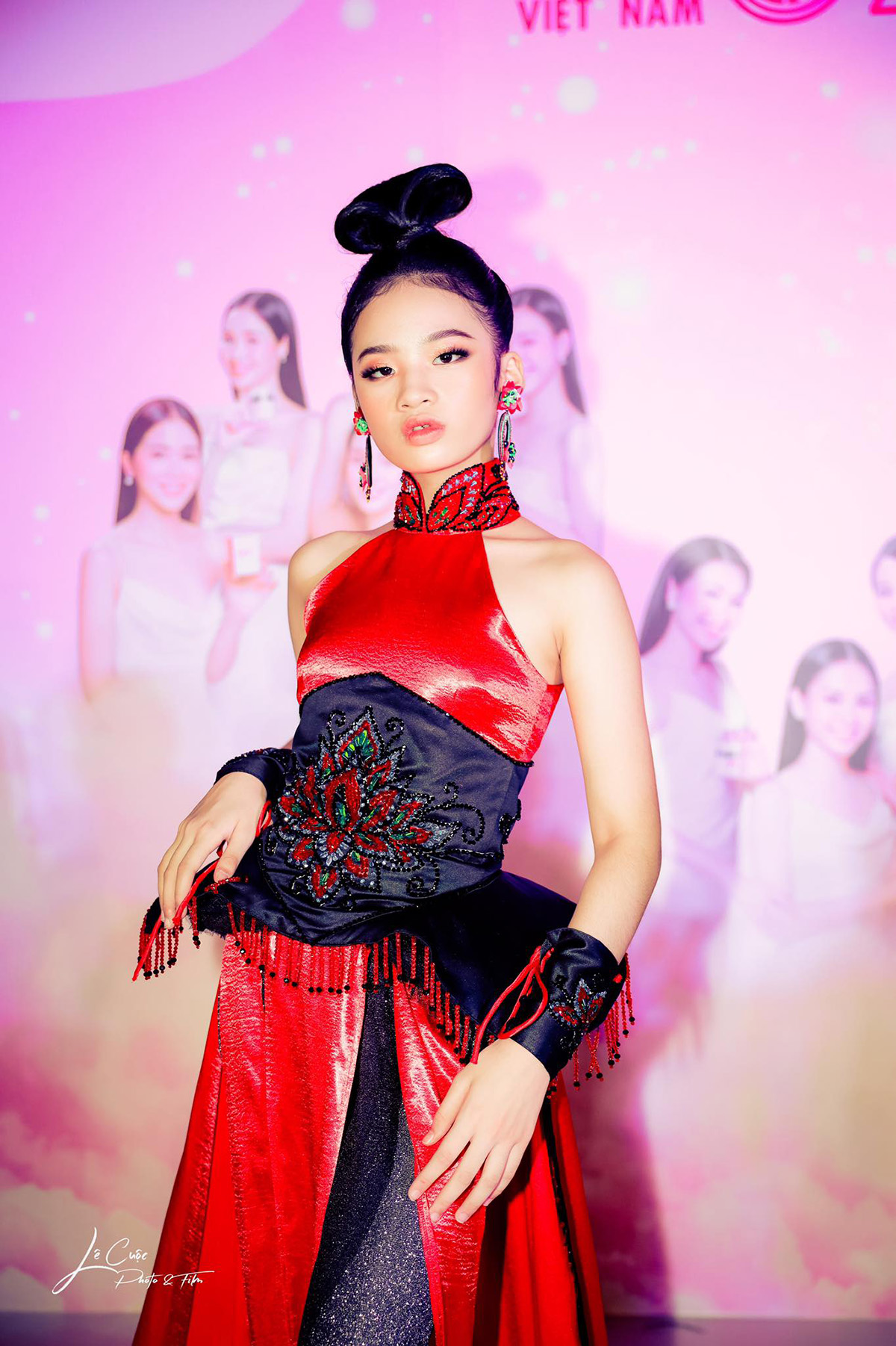 'Nữ chiến binh' Bảo Hà lạnh lùng sải bước thảm đỏ cùng NTK Phương Hồ và Biên đạo múa Lê Việt