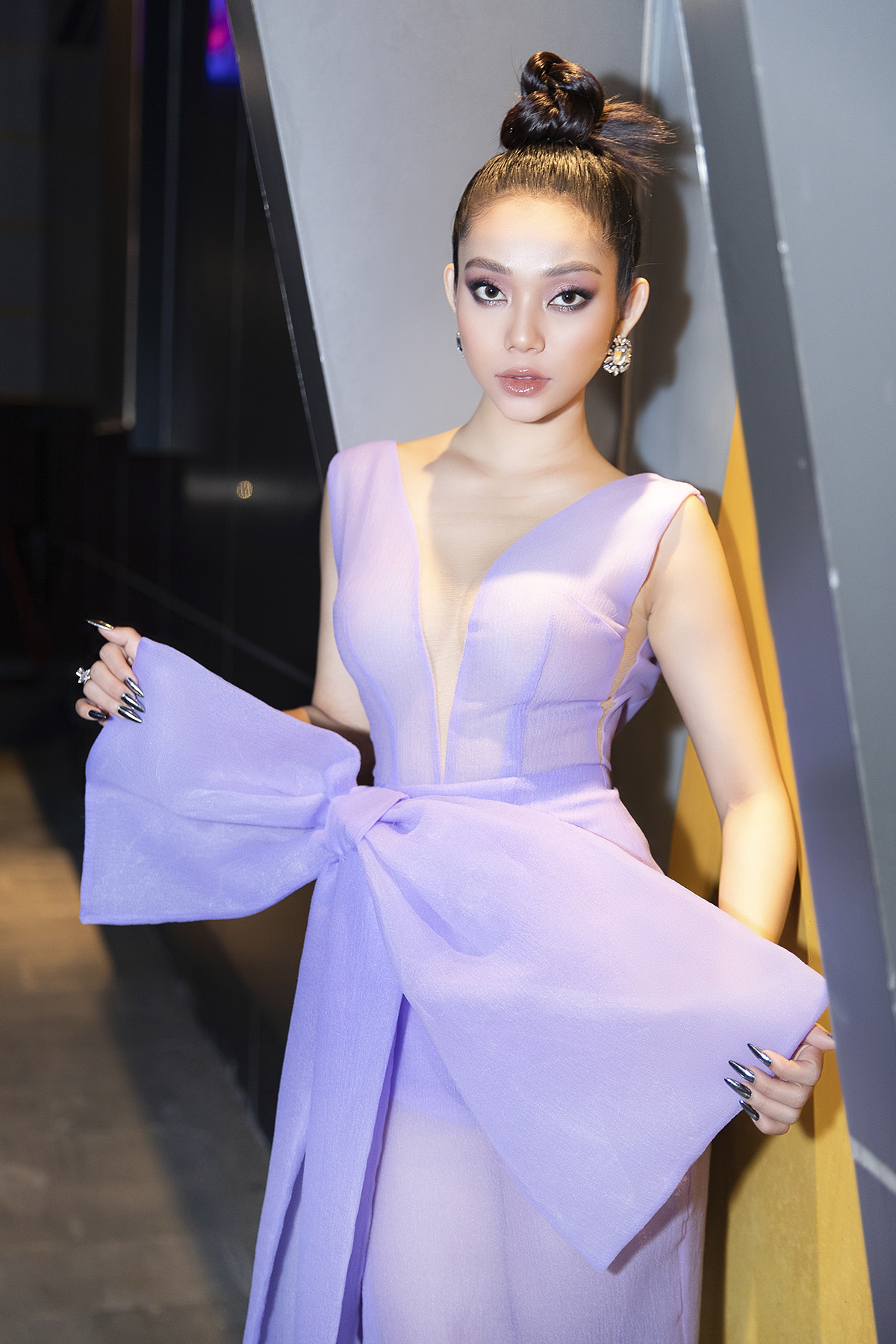 Lâm Thu Hồng khoe vóc dáng quyến rũ, thần thái sang chảnh tại Vietnam International Fashion Week