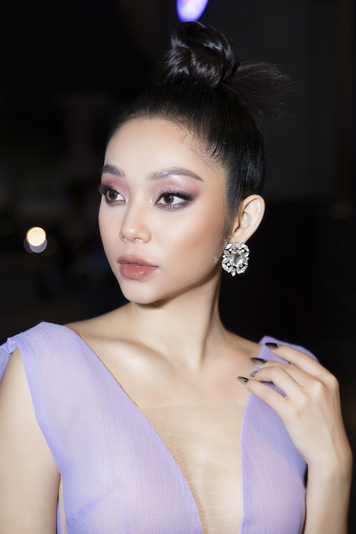 Lâm Thu Hồng khoe vóc dáng quyến rũ, thần thái sang chảnh tại Vietnam International Fashion Week