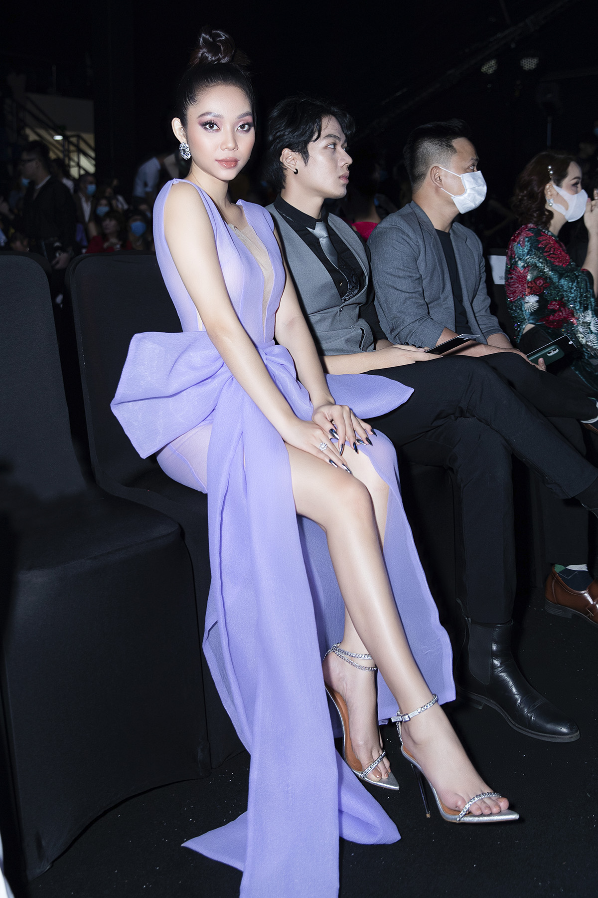 Lâm Thu Hồng khoe vóc dáng quyến rũ, thần thái sang chảnh tại Vietnam International Fashion Week