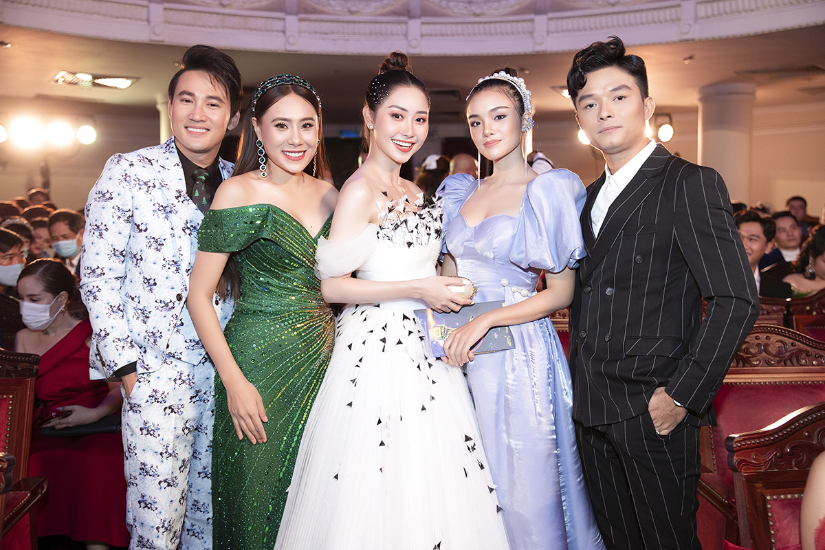 Mang giày quá cao và di chuyển khó khăn, Hồ Bích Trâm phải nhờ Hà Trí Quang giúp đỡ