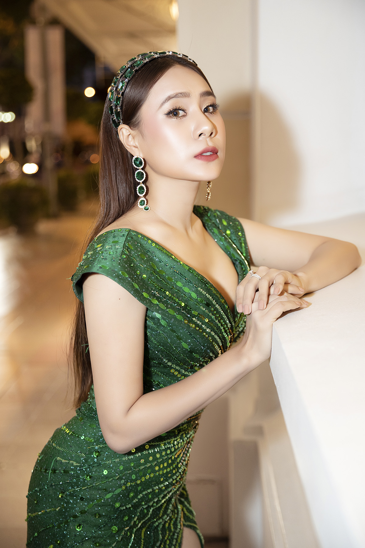 Mang giày quá cao và di chuyển khó khăn, Hồ Bích Trâm phải nhờ Hà Trí Quang giúp đỡ