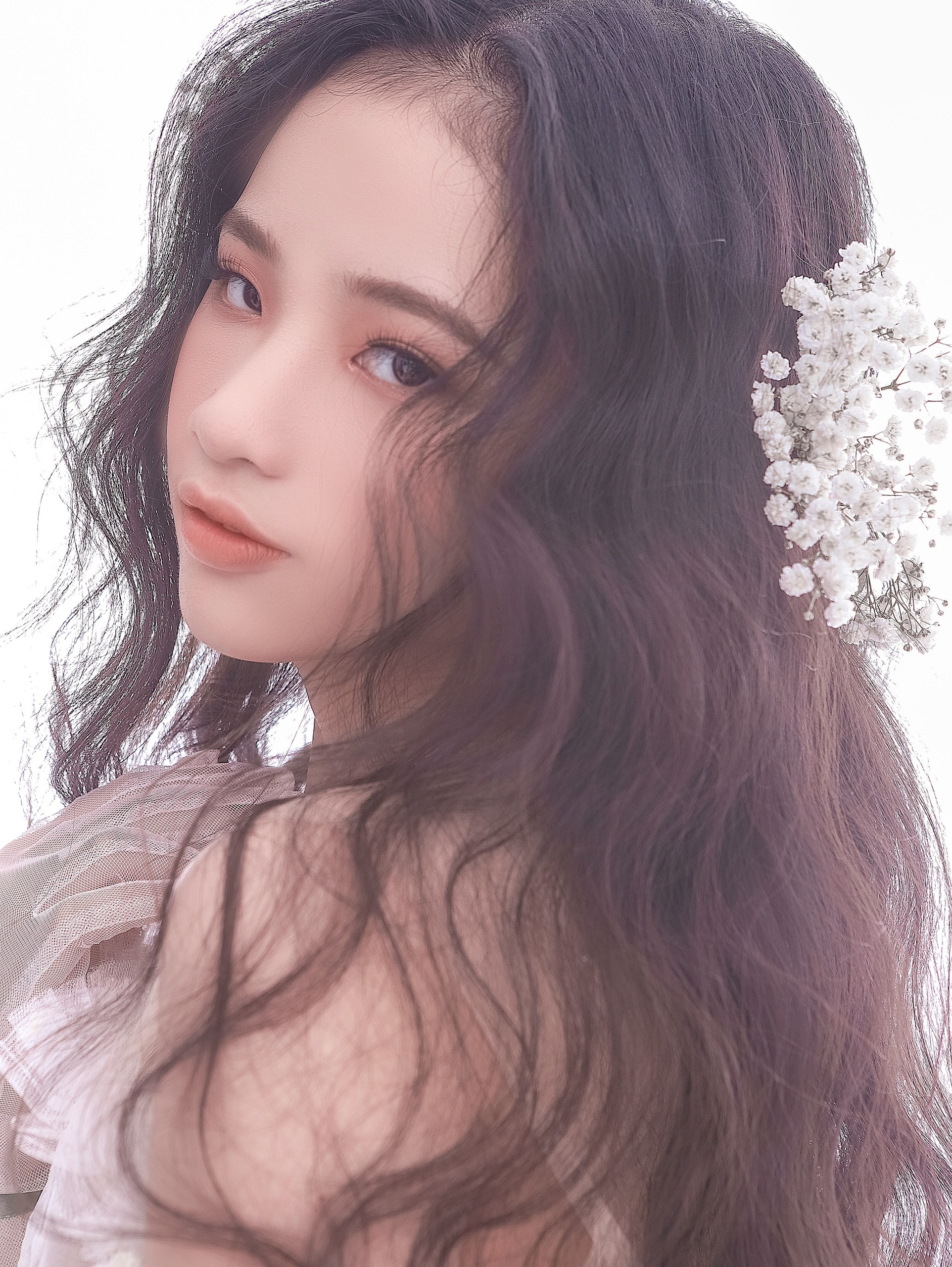 Nàng công chúa Bảo Hà kiêu sa, lộng lẫy bước ra từ một vườn hoa đậm chất thơ