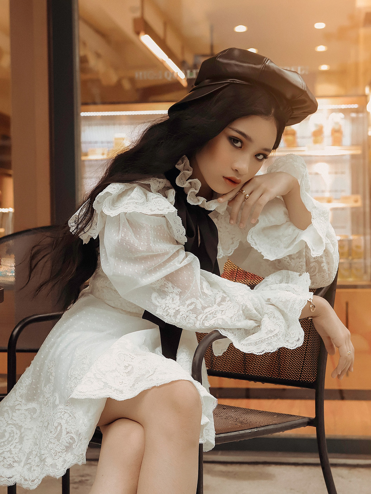 Bảo Hà gợi ý phong cách sành điệu với bốt da đen cổ cao, áo khoác trench coat khi xuống phố ngày Tết