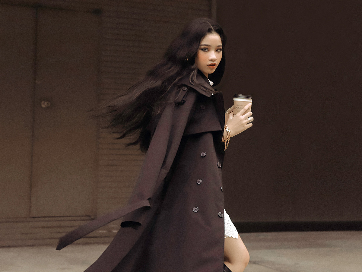 Bảo Hà gợi ý phong cách sành điệu với bốt da đen cổ cao, áo khoác trench coat khi xuống phố ngày Tết