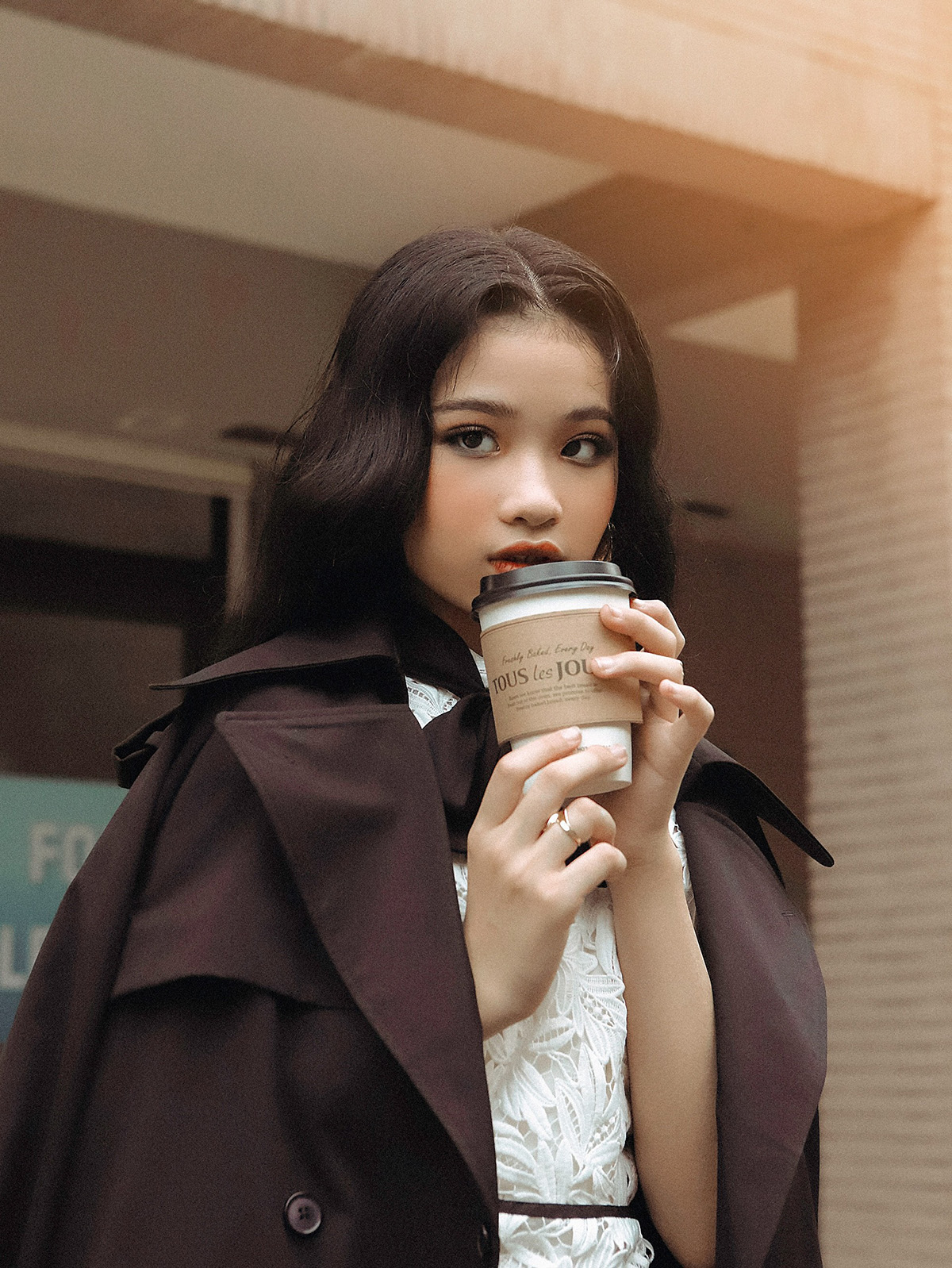 Bảo Hà gợi ý phong cách sành điệu với bốt da đen cổ cao, áo khoác trench coat khi xuống phố ngày Tết