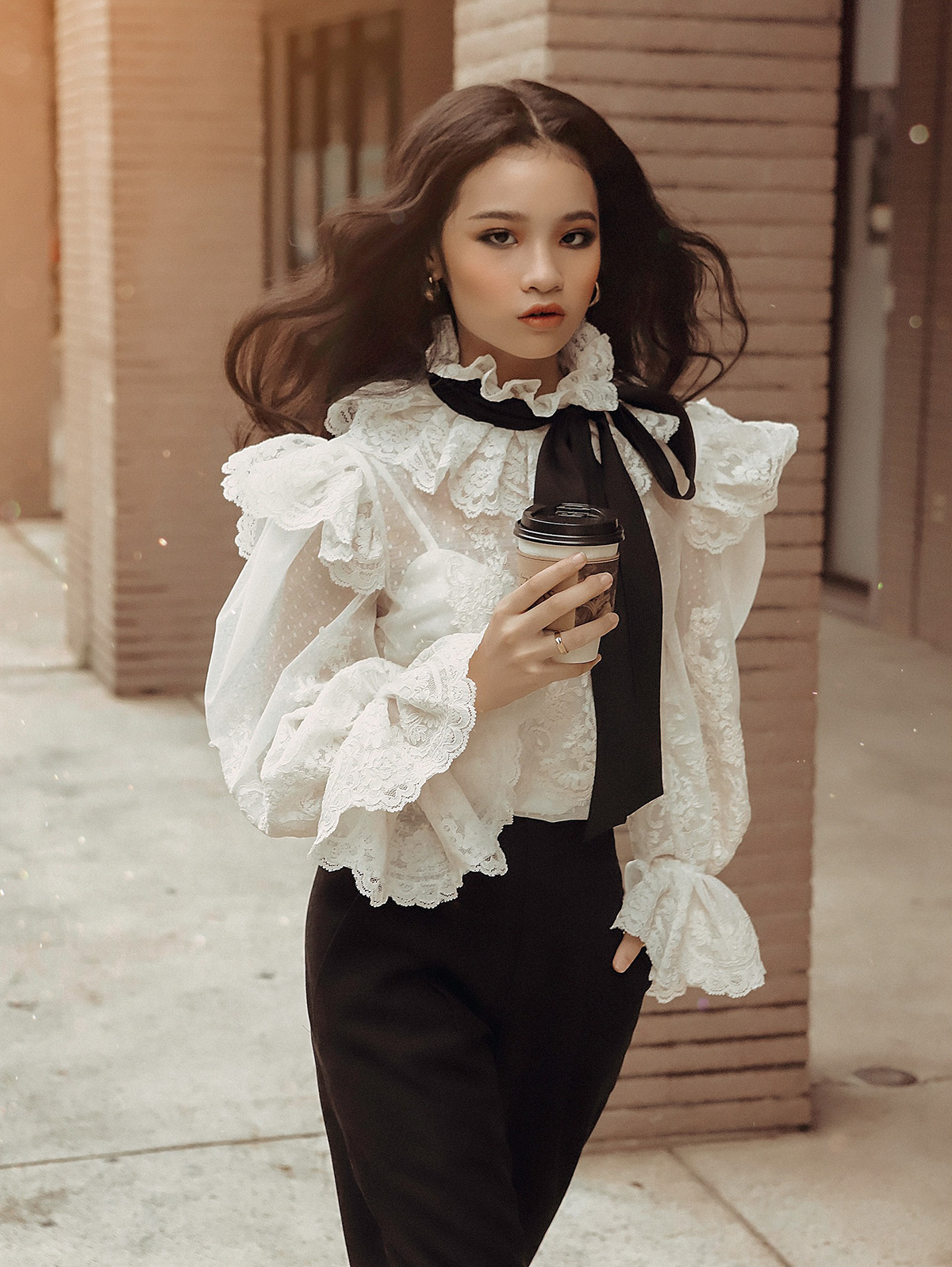 Bảo Hà gợi ý phong cách sành điệu với bốt da đen cổ cao, áo khoác trench coat khi xuống phố ngày Tết