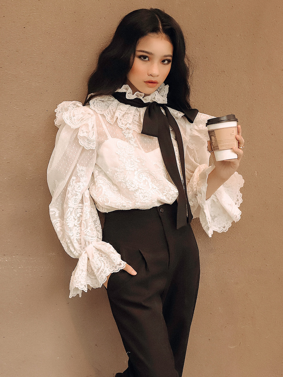 Bảo Hà gợi ý phong cách sành điệu với bốt da đen cổ cao, áo khoác trench coat khi xuống phố ngày Tết