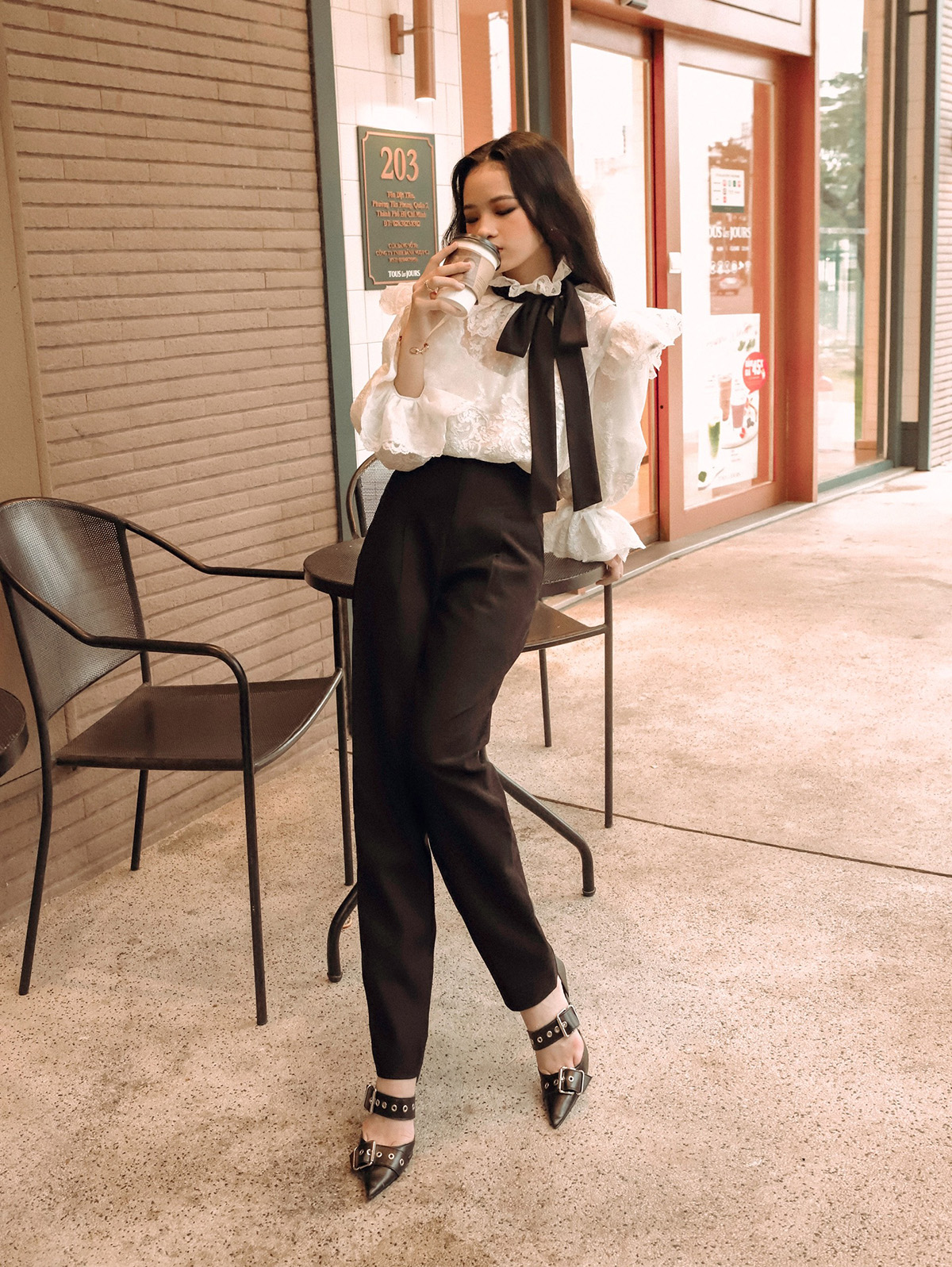 Bảo Hà gợi ý phong cách sành điệu với bốt da đen cổ cao, áo khoác trench coat khi xuống phố ngày Tết