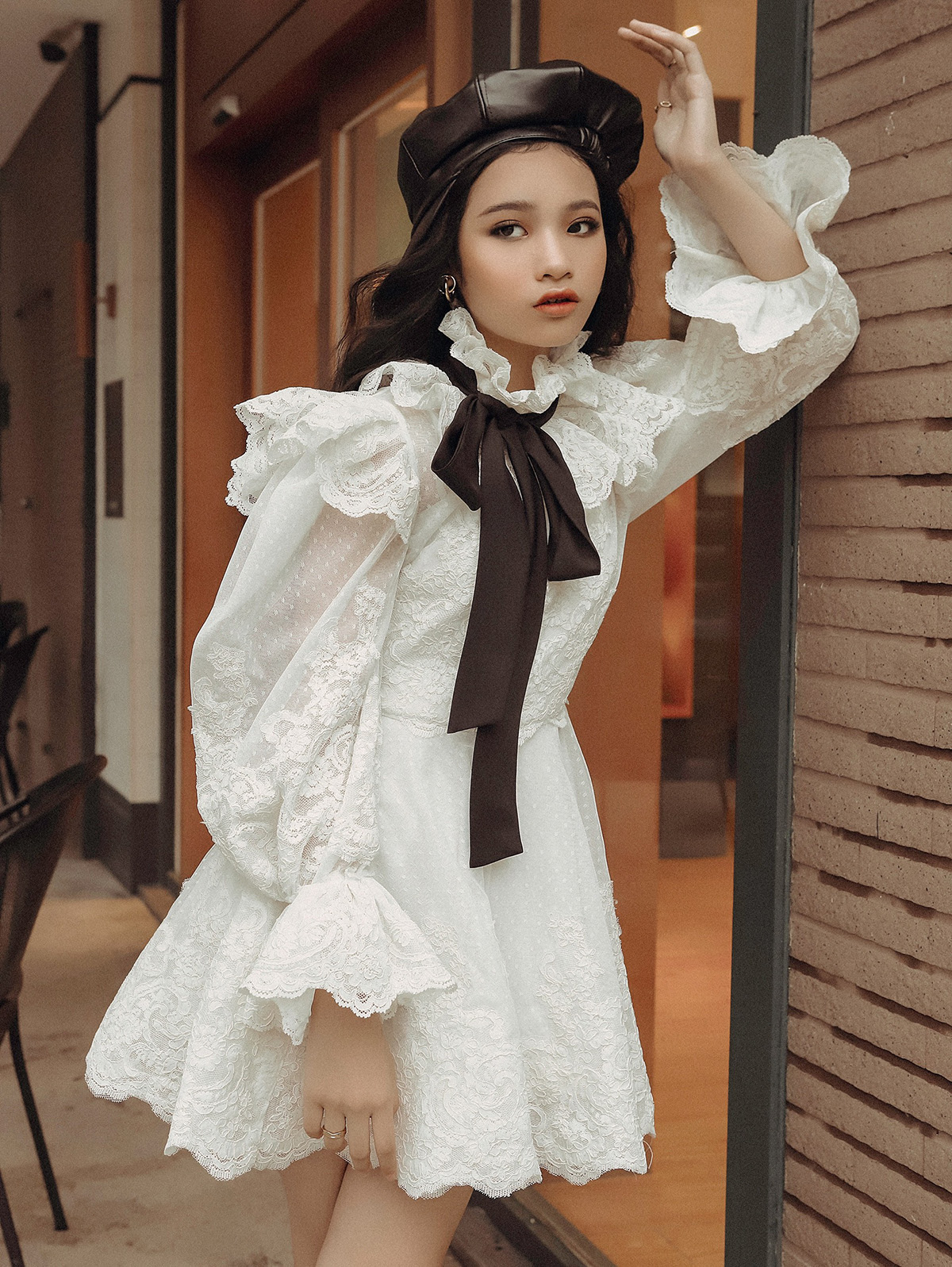 Bảo Hà gợi ý phong cách sành điệu với bốt da đen cổ cao, áo khoác trench coat khi xuống phố ngày Tết