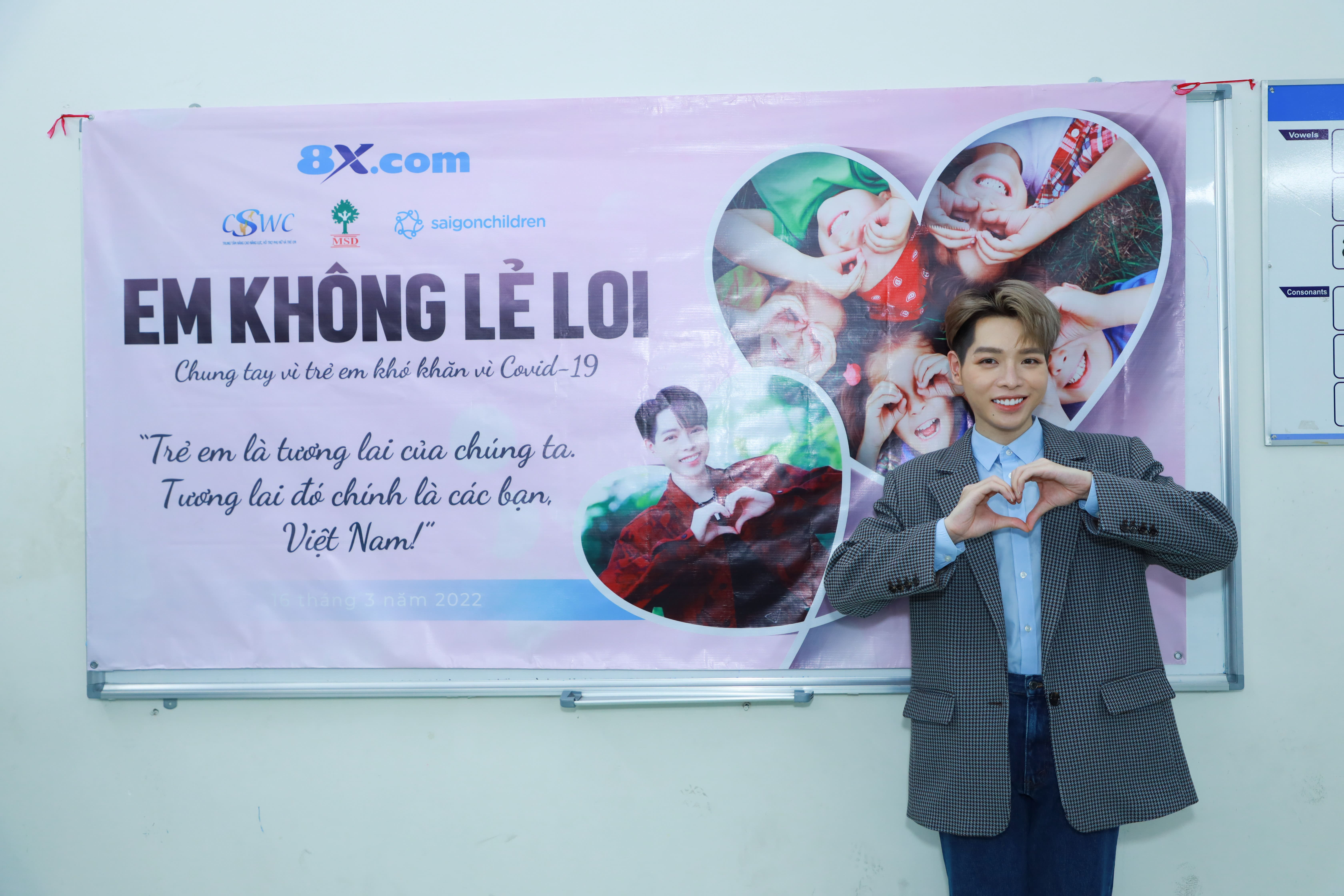 Ca sĩ Đức Phúc thân thiện gần gũi dự sự kiện “8X Em Không Lẻ Loi”