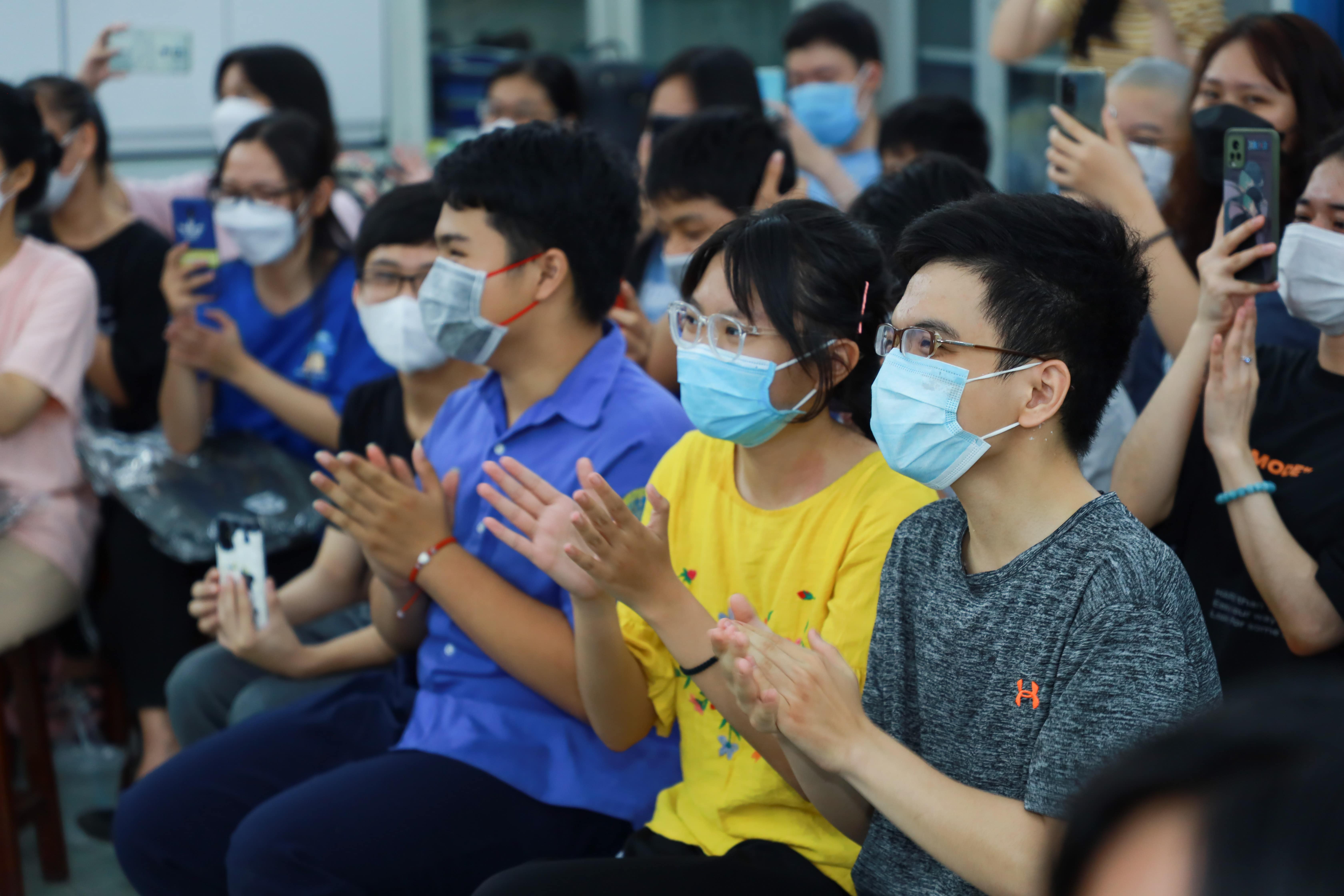 Chiến dịch 8X Em Không Le Loi mang đến sự giúp đỡ cho những trẻ em khó khăn mồ côi do Covid 19.