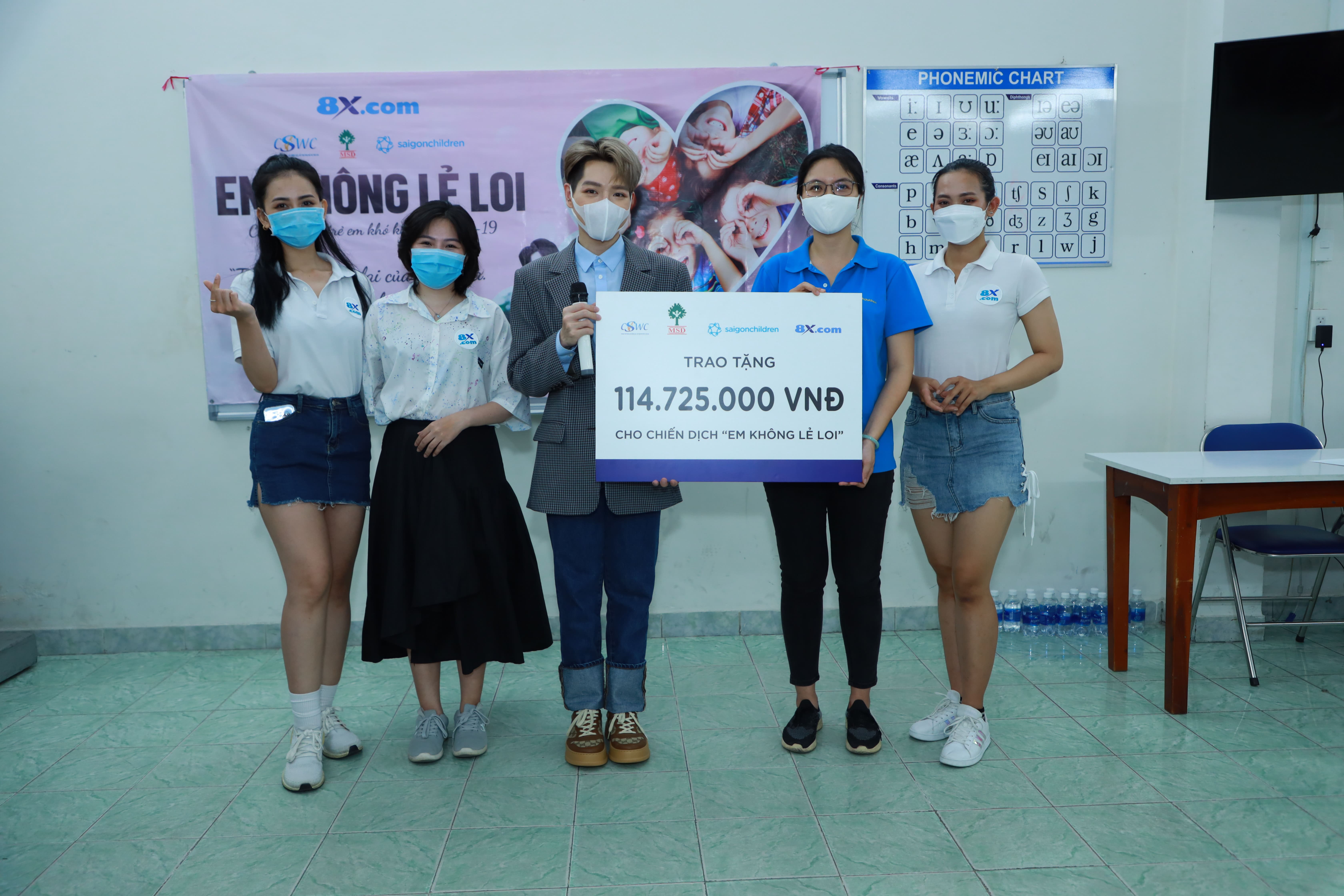 Đức Phúc đại diện 8X trao phần hỗ trợ cho tổ chức