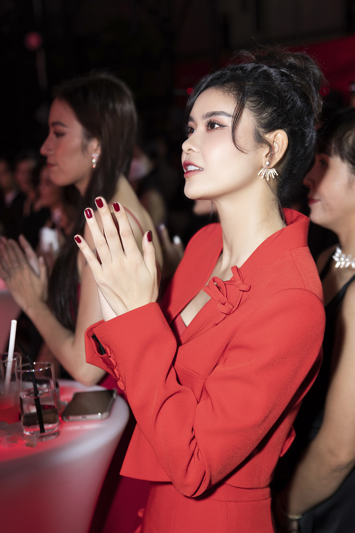 Trương Quỳnh Anh khéo khoe vòng eo con kiến với trang phục đỏ rực tại sự kiện