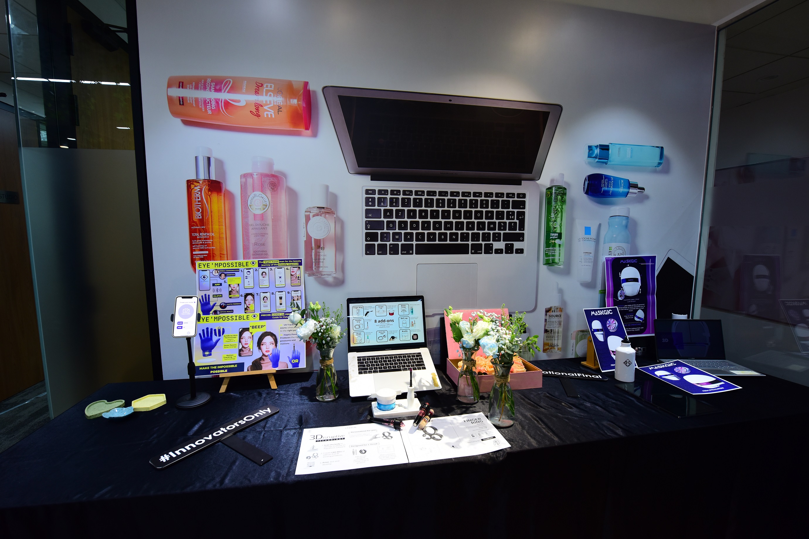 Khu vực trưng bày đề án của Top 8 thí sinh cuộc thi L’Oréal Brandstorm