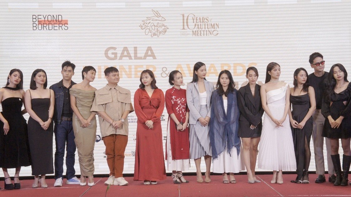 Học viên lớp diễn xuất tại Gặp gỡ mùa thu tề tựu trên sân khấu đêm Gala trao giải