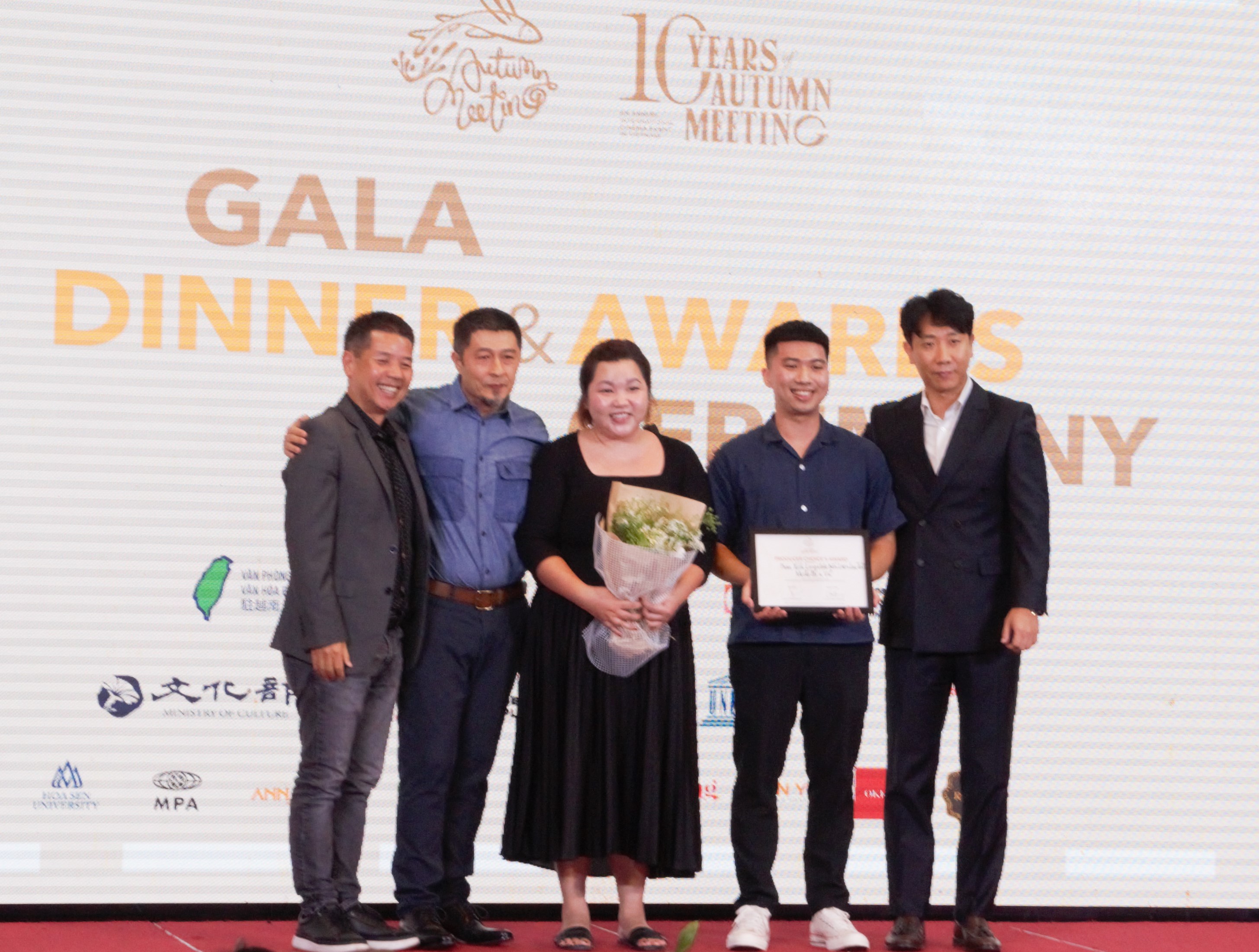 Nhà sản xuất Nguyễn Trinh Hoan, đạo diễn Charlie Nguyễn và Tổng giám đốc CJ CGV Việt Nam trao giải cho dự án phim thương mại xuất sắc nhất Gặp Gỡ Mùa Thu 2022 (Ảnh: BTC cung cấp)